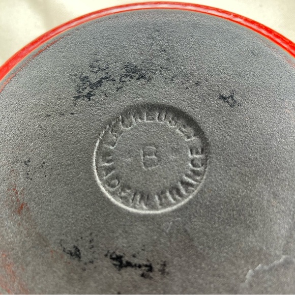 Le Creuset Dutch Oven Round 2 Qts Flame Orange Enameled Cast Iron - Picture 9 of 10